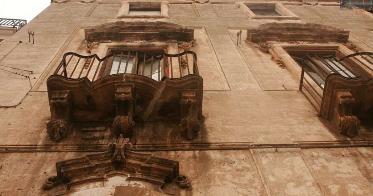 Palazzo Roberti, elegante e imponente domina Mola dal 700: oggi giace abbandonato